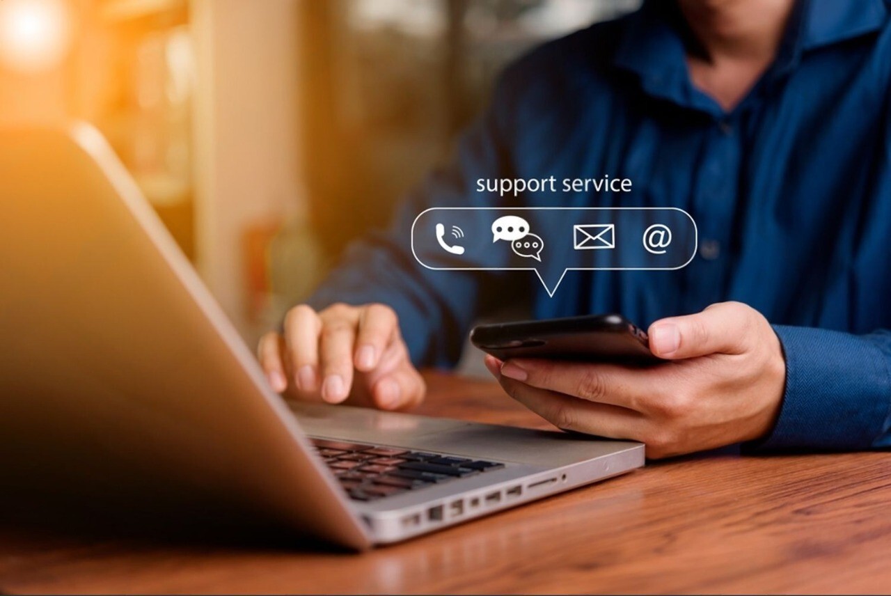 Support team handling emails and brand inquiries at Branscor